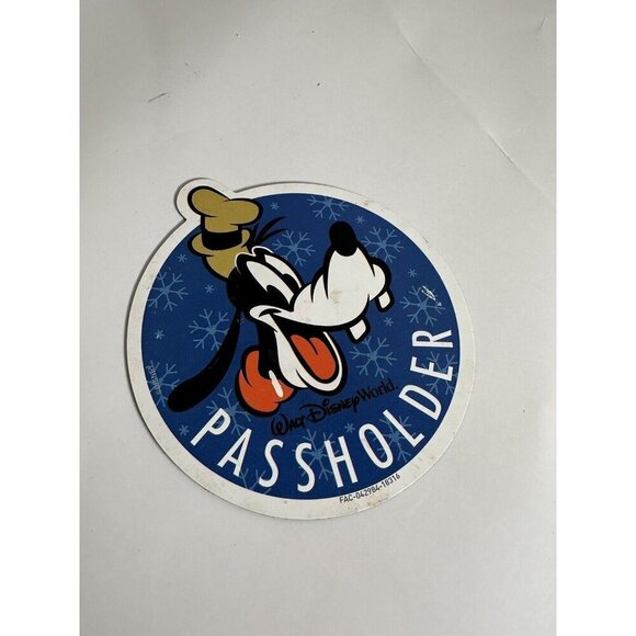 WALT DISNEY WORLD ANNUAL PASSHOLDER GOOFY MAGNET - Picture 1 of 6